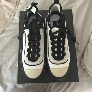 Woman’s sneakers. Brand new size 42. But run small.